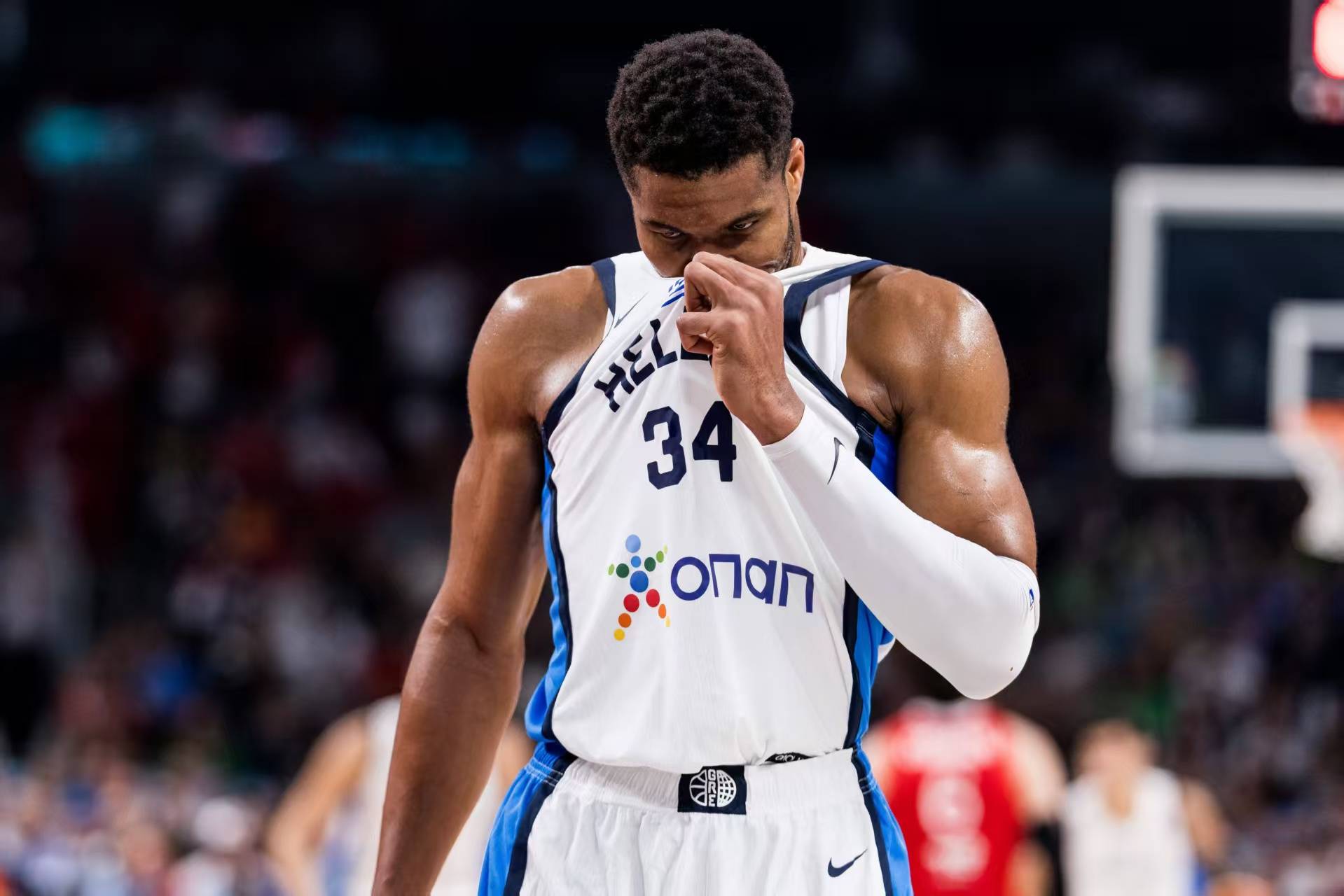 雄鹿爆冷灰熊，阿德巴约统治全场