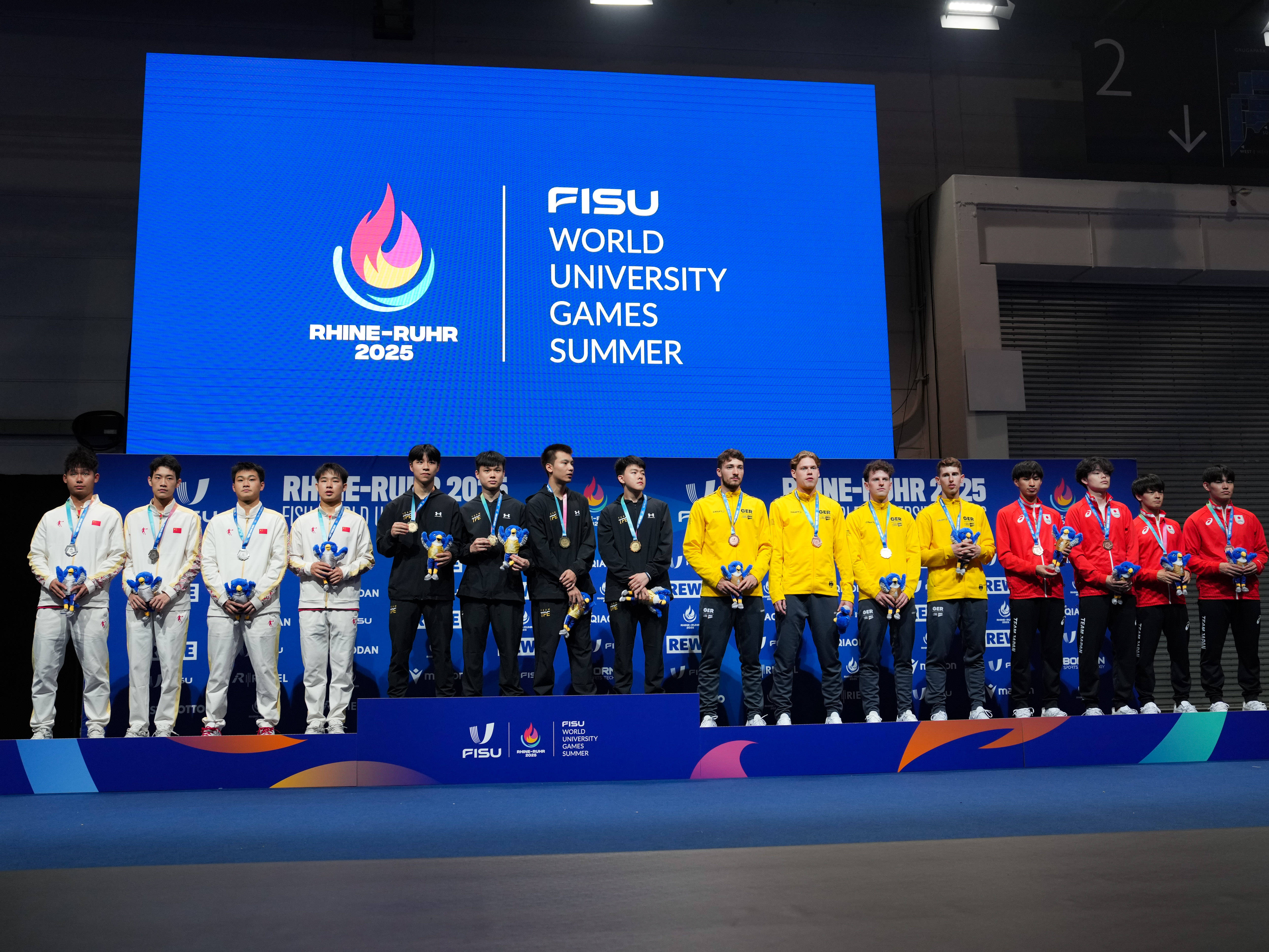 乒乓球比赛中，韩国男队夺得团体银牌